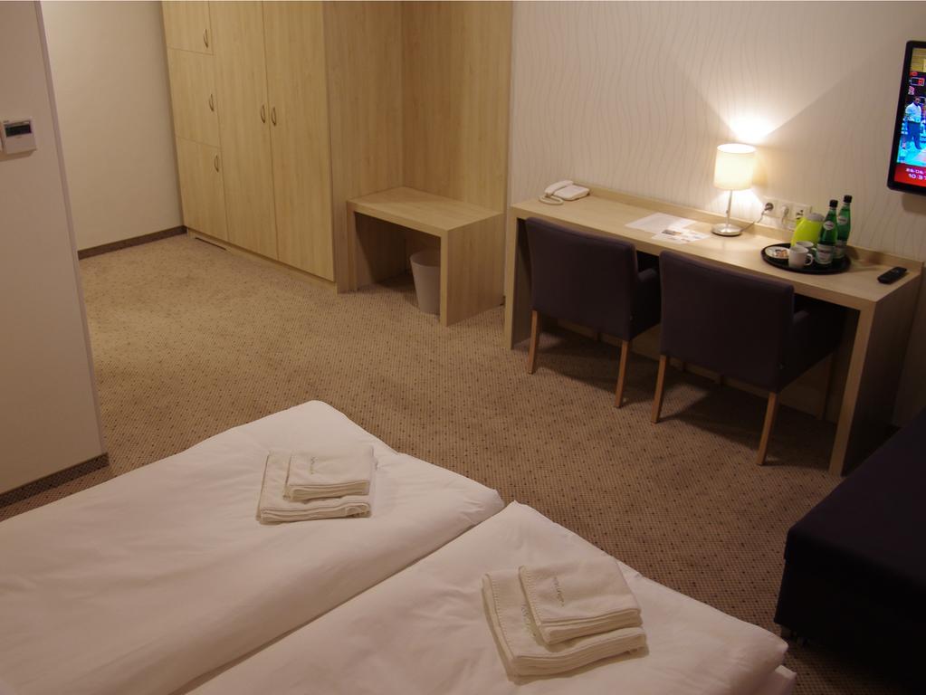 Hotel Uniejow Room photo